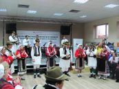 La cântec și la joc.