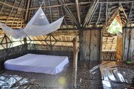 Kaole, Tanzania. Casa ei pentru două luni.