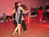 Campioana României la tango, Raluca Aldea, în pași de dans, alături de organizatorul Alin Lipșa.