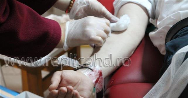 Românii plătesc din buzunar, în timp ce fondurile de sănătate zac nefolosite