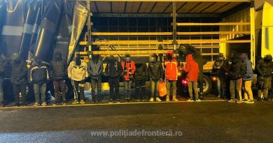 Poliția de Frontieră: 27 de persoane care încercau să treacă granița fraudulos au fost depistate într-un TIR românesc