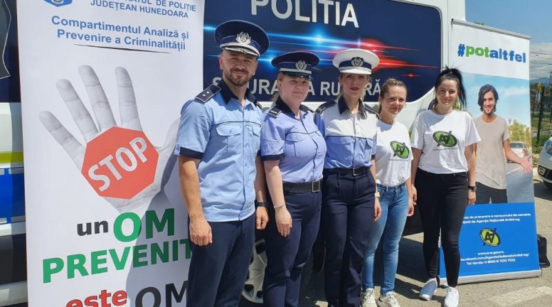 Polițiștii informează despre importanța montării sistemelor de securitate în asociațiile de proprietari și conștientizarea efectelor în urma consumului de alcool și substanțe interzise, la volan