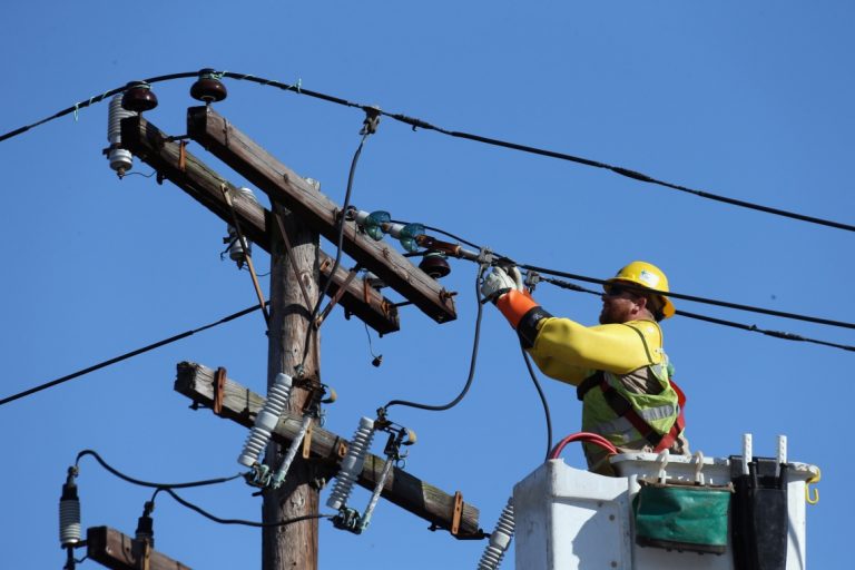 Mai multe localități din județul Hunedoara rămân fără curent în perioada 3 – 7 august