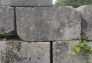 Dosar penal pentru un bărbat care a scrijelit un bloc de piatra din zidul vechi al cetăţii Sarmizegetusa