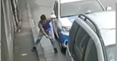 Sindicaliștii Europol, publică imaginile cu un bărbat care taie cauciucul unei mașini de poliție. Imaginile sunt înregistrate pe o stradă din Lupeni (VIDEO)