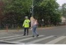 Ce amendă a primit o femeie, care a ignorat semnalele unui polițist rutier, în timp ce traversa strada