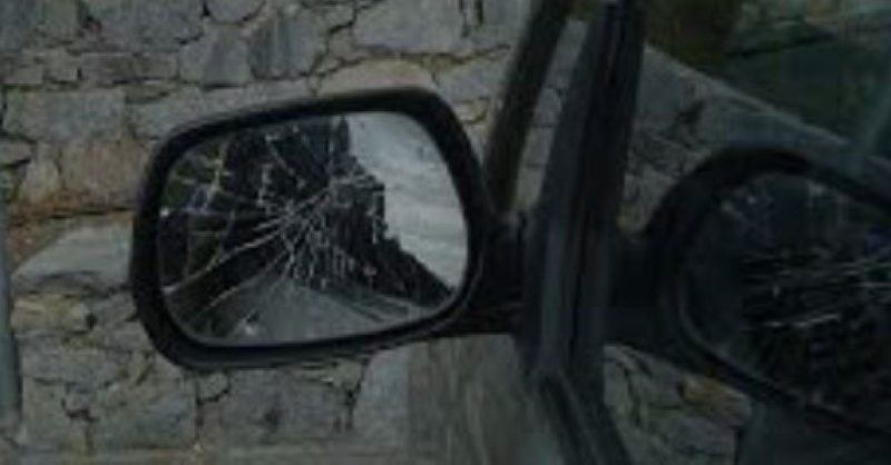 Deva. Tânăr, în stare de ebrietate, a distrus oglinda unui autoturism parcat pe trotuar