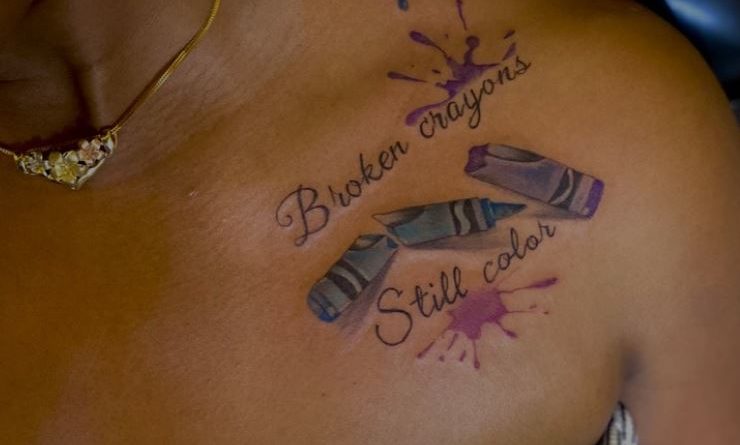 Saloanele nu au dreptul să tatueze persoane sub 18 ani şi nici să facă piercinguri minorilor