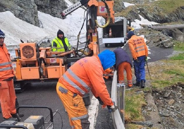 Drumarii fac ultimele pregătiri pentru redeschiderea circulaţiei pe Transfăgărăşan