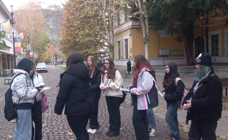 Uniforma școlară ar putea deveni obligatorie. Ce s-a decis și ce urmează