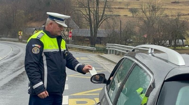 Doi șoferi fără drept de a conduce, depistați în trafic în județul Hunedoara. Polițiștii au întocmit dosare penale Doi șoferi fără drept de a conduce, depistați în trafic în județul Hunedoara. Polițiștii au întocmit dosare penale