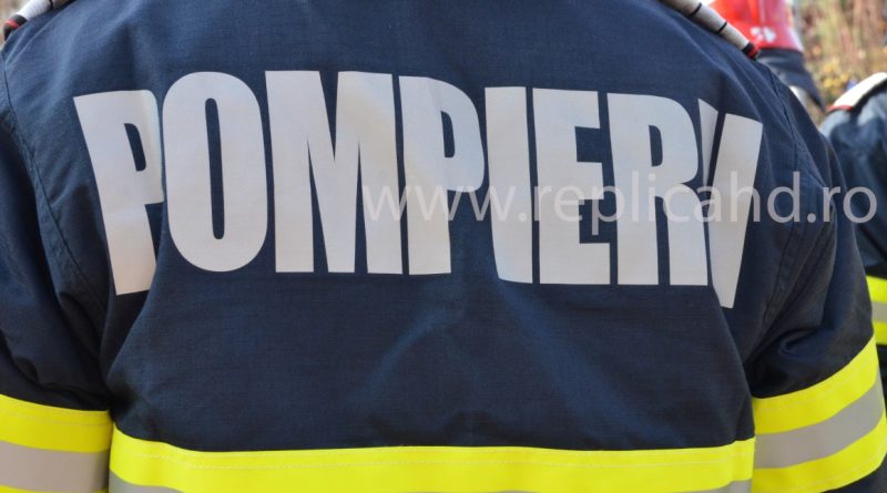 Accident rutiier la Batiz. O șoferiță a fost descarcerată de pompieri