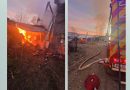 Patru autospeciale au intervenit pentru stingerea unui incendiu violent, produs într-o gospodărie din Vulcan