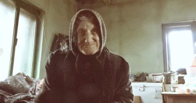 Moș Crăciun chemat în Ținutul Pădurenilor. Cu fructe și „ștrimfi” pentru o bunică de 90 de ani