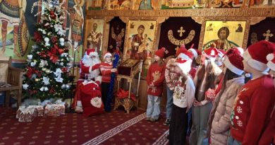 Micuții colindători și Moș Crăciun au adus spiritul Crăciunului la IPJ Hunedoara