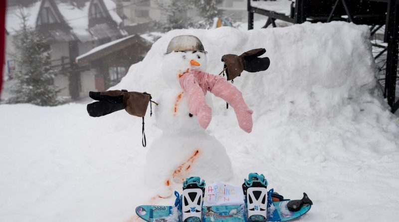 Magie albă și creativitate la Straja: Festivalul Oamenilor de Zăpadă a cucerit muntele