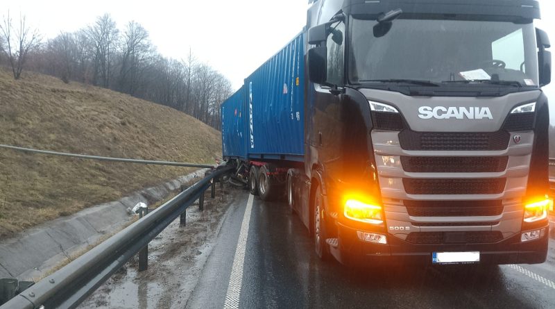 Trafic blocat pe A1, pe breteaua de coborâre Holdea, după ce un TIR încărcat cu vin a rămas imobilizat și circulația a fost deviată pe DN68A