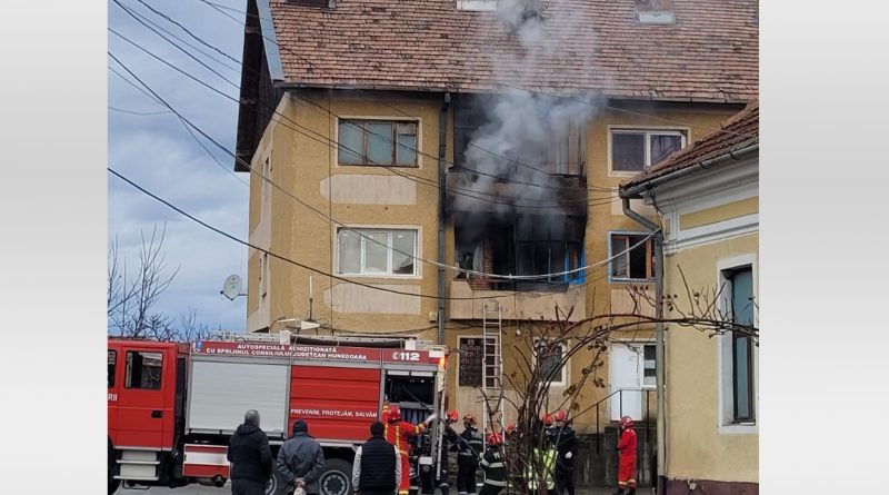 Incendiu într-un apartament situat la etajul 1. Intervenția pompierilor a prevenit o explozie
