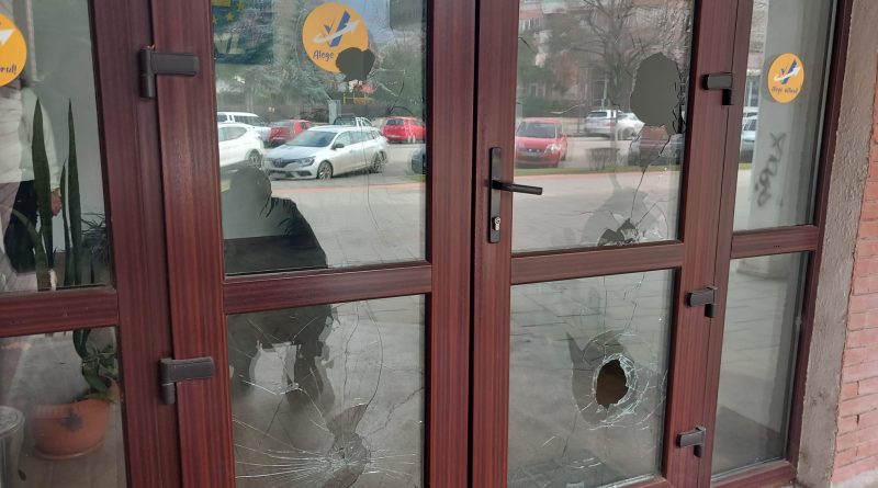 Geamurile ușilor de la sediul PNL Hunedoara, distruse în weekend. Suspecții, în continuare căutați