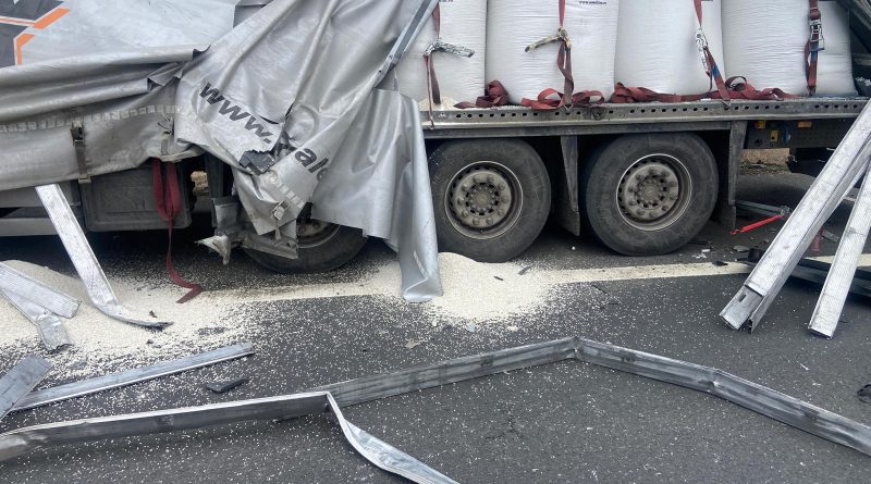 Accident pe A1, între Simeria și Șoimuș. Trafic oprit după avarierea unui transport cu substanțe periculoase