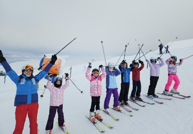 Zăpadă, râsete și aventuri pe pârtie în tabăra de schi a copiilor cu Alexandra Marcu (GALERIE FOTO)