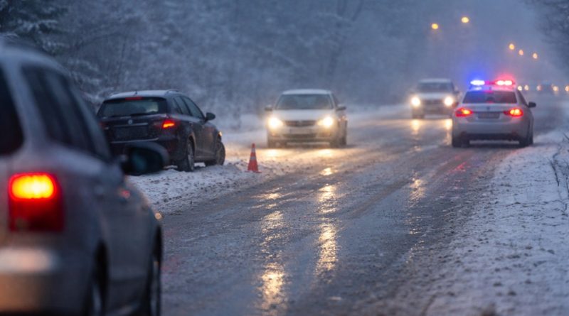 Polei pe drumurile din Hunedoara: mai multe tamponări și mașini ieșite în afara carosabilului. Poliția face recomandări șoferilor