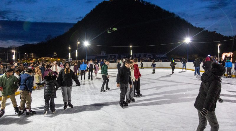 Patinoarul din parcarea Aqualand Deva își închide porțile pentru acest sezon