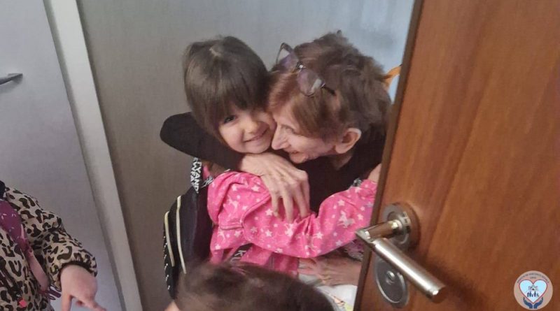 Peste 250 de copii de la Grădinița PP7 Deva au adus primăvara în casele bunicilor rămași singuri