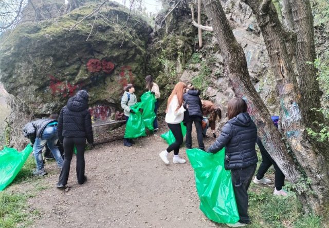 Împreună pentru un oraș mai curat: Acțiune amplă de ecologizare pe Dealul Cetății Deva Împreună pentru un oraș mai curat: Acțiune amplă de ecologizare pe Dealul Cetății Deva