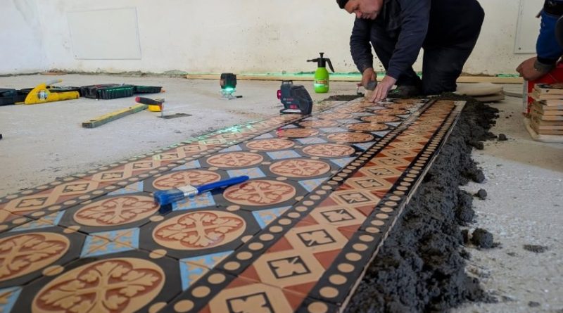 Mâinile meșterilor readuc strălucirea Sălii Cavalerilor la Castelul Corvinilor cu aproape 8.000 de plăci ceramice lucrate manual