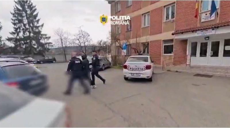 Bărbat de 53 de ani, arestat la Orăștie pentru violare de domiciliu și încălcarea repetată a ordinului de protecție. Victima, ținută în stare de temere