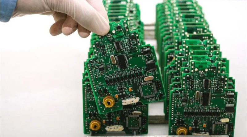 Angajatul unei firme din Orăștie, reținut după ce ar fi furat componente electronice de peste 5.000 de euro Angajatul unei firme din Orăștie, reținut după ce ar fi furat componente electronice de peste 5.000 de euro