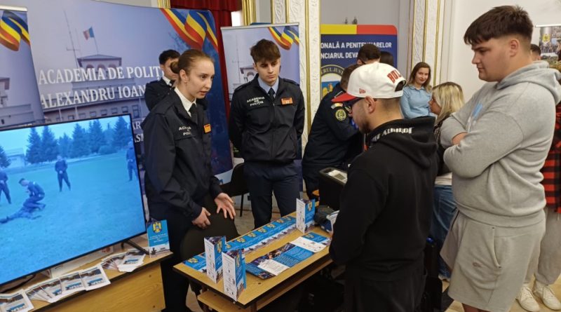 Polițiștii hunedoreni le prezintă liceenilor drumul către o carieră în M.A.I.