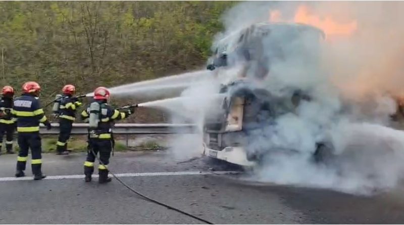 Tir cuprins de flăcări pe Autostrada A1 Deva – Timișoara. Pompierii hunedoreni intervin la acest moment