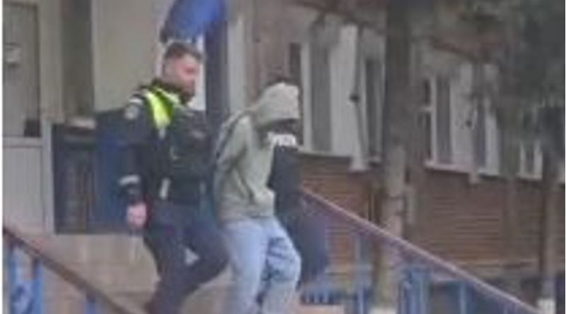 Tânără din Hunedoara, atacată și jefuită în locuință după ce a deschis ușa unui necunoscut