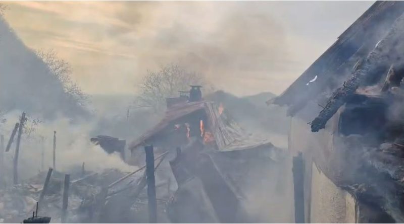 Două locuințe afectate de un incendiu la Săcărâmb