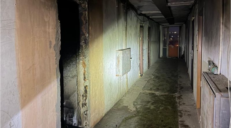 Foc izbucnit într-o garsonieră de la etajul 6, 50 de oameni evacuați