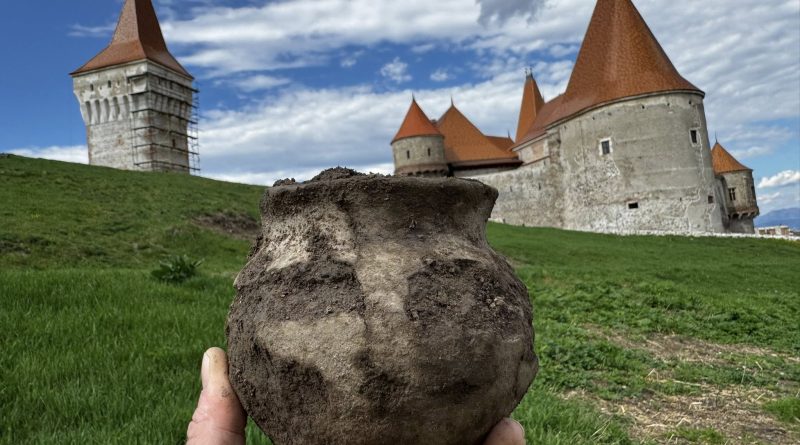 Descoperiri arheologice la Castelul Corvinilor. Artefacte din prima epocă a fierului, scoase la lumină