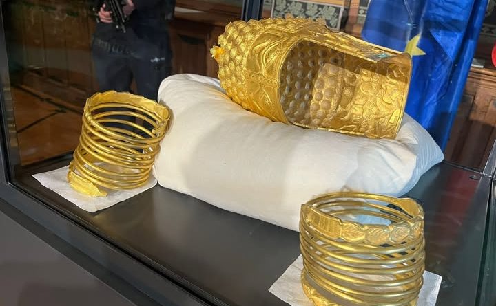 Coiful de la Coțofenești și două brățări dacice revin în România. Vor fi expuse la București pe 21 aprilie