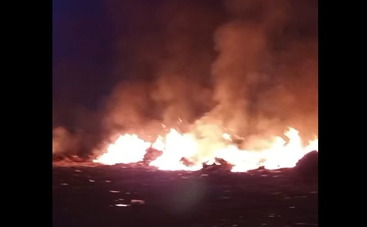 Incendiu pe platforma fostului combinat siderurgic din Hunedoara. Pompierii intervin cu forțe suplimentare