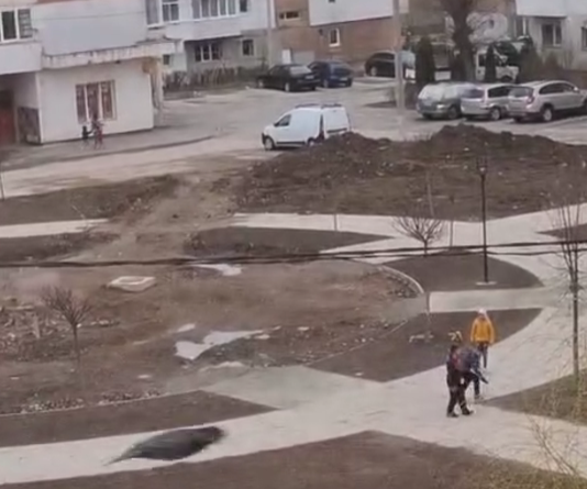 Vandalism în Vulcan. Primarul Cristian Merișanu, revoltat după ce un grup de copii a distrus corpurile de iluminat dintr-un parc nou