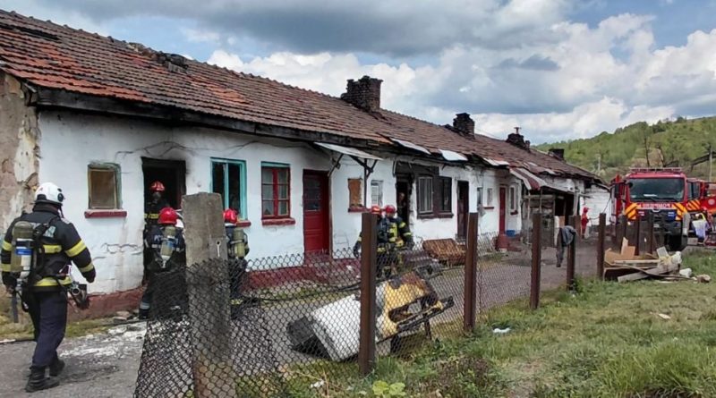Un bărbat a suferit arsuri pe față în urma unui incendiu izbucnit într-o clădire de locuințe