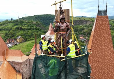 Cavalerul lui Iancu de Hunedoara a fost reamplasat pe Turnul Buzdugan al Castelului Corvinilor, după restaurare (GALERIE FOTO)
