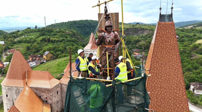 Cavalerul lui Iancu de Hunedoara a fost reamplasat pe Turnul Buzdugan al Castelului Corvinilor, după restaurare (GALERIE FOTO)