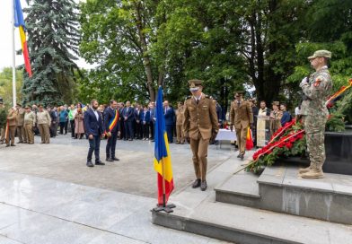 Respect și recunoștință pentru eroii neamului, la Deva. Mesajul transmis de edil cu prilejul Zilei Eroilor