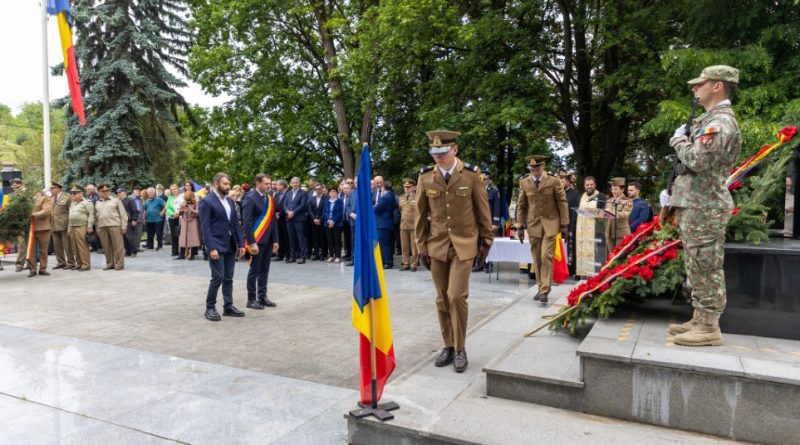 Respect și recunoștință pentru eroii neamului, la Deva. Mesajul transmis de edil cu prilejul Zilei Eroilor