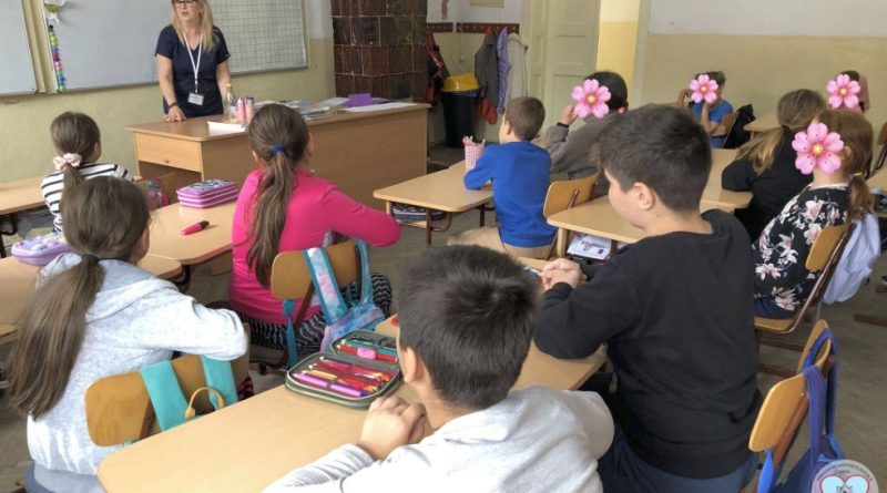 DAS Deva: Ora de sănătate. Elevii din Cristur au învățat de la medicul școlar regulile de aur în igienă și alimentație (GALERIE FOTO)