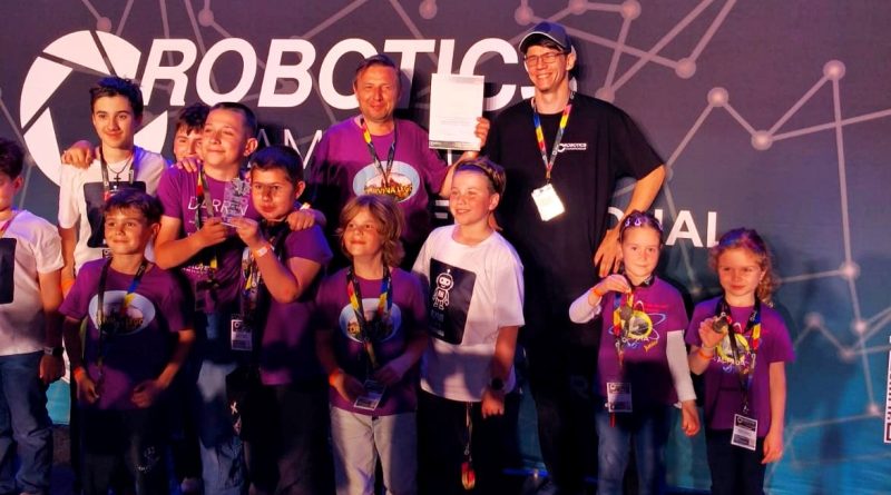 Hunedoara, pe podiumul roboticii internaționale: locul I pentru „CORVINA LEGO” la „Robotics Championship International 2026” de la Oradea