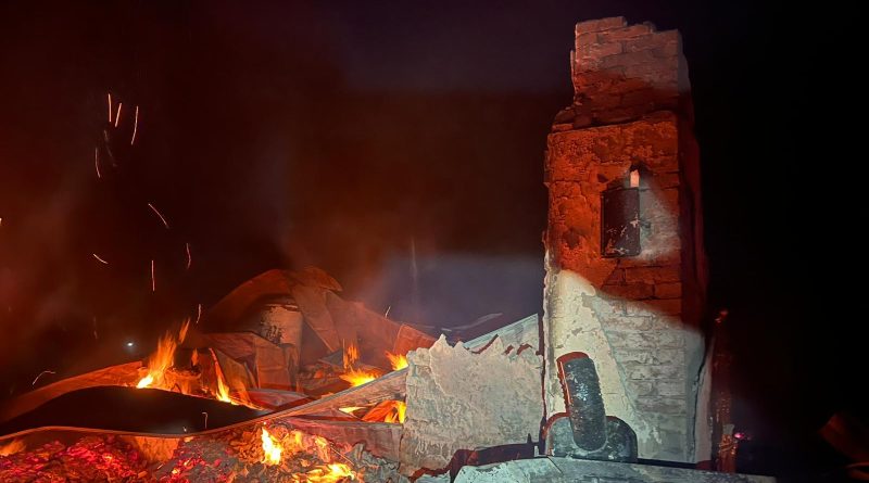 Cabana din Retezat, distrusă de un incendiu. Pompierii au mers aproape 3 ore pe jos până la intervenție