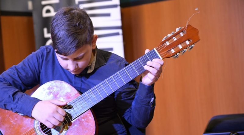 Elevii clasei de chitară ai Liceului de Arte din Deva, premiați la două concursuri importante